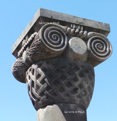 Colonna a forma di cesto