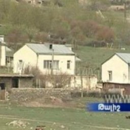 TALISH: case ricostruite con rifugi adiacenti dopo la guerra di aprile